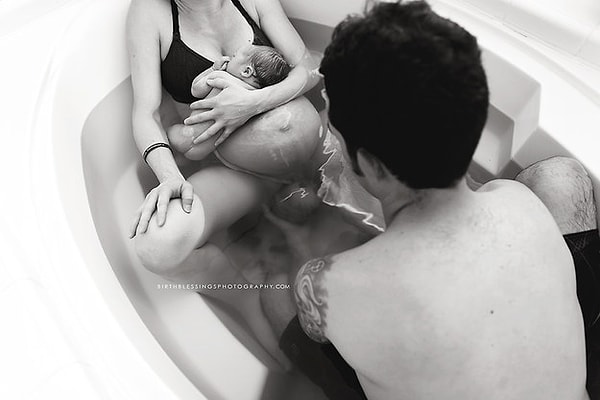 5. Считается, что рождение малыша "в рубашке" говорит о том, что он будет особенным человеком или счастливчиком.