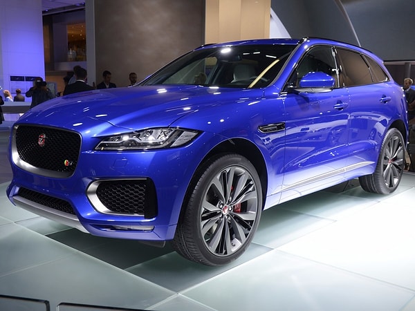 24. ...новый стильный F-PACE SUV...