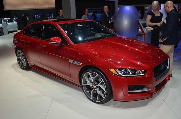 26. ... и седан XF...