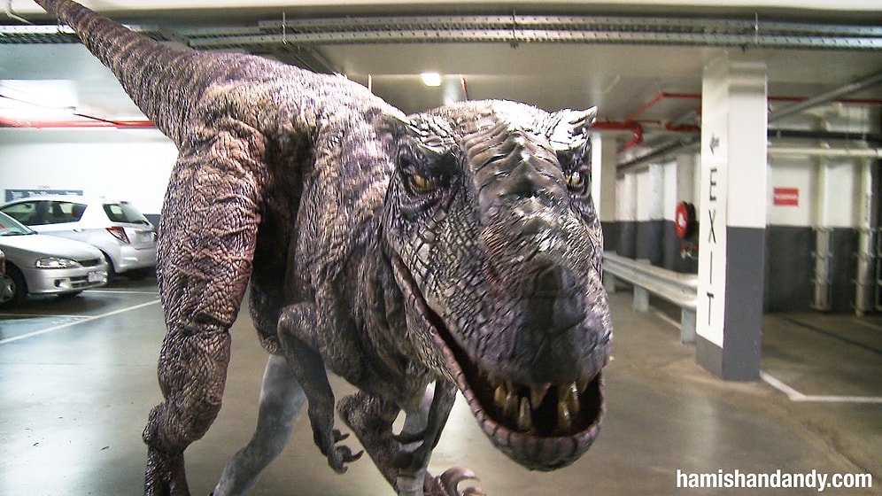 Ve Oscar Jurassic Carpark'a Gidiyor: Otoparkta Arkadaşlarını Şakalayan Muzip İkili