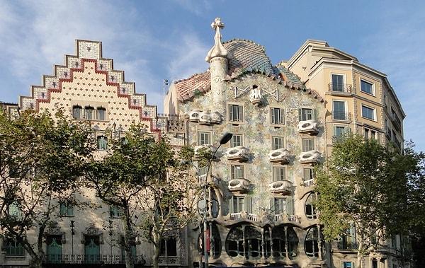 7. Passeig de Gracia ve Antoni Gaudi ile tanışma.
