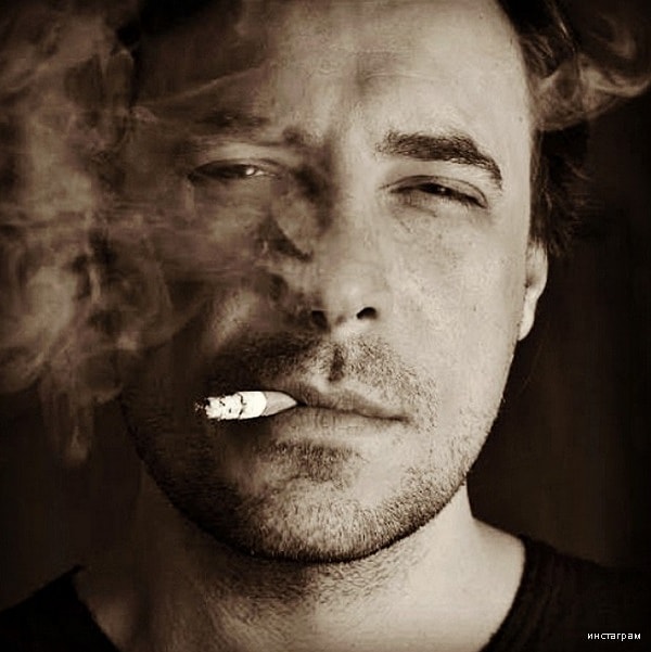 1. На сегодняшний день Евгений признан одним из самых популярных актеров России, фанатки заваливают его письмами и признаниями в любви.