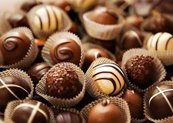 1. Çikolatanın obeziteden cinsel arzuya, seratonin salınımından antioksidanlara, pek çok konuda faydası olduğu sır değil.