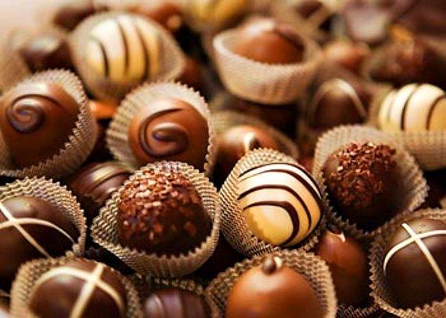 1. Çikolatanın obeziteden cinsel arzuya, seratonin salınımından antioksidanlara, pek çok konuda faydası olduğu sır değil.