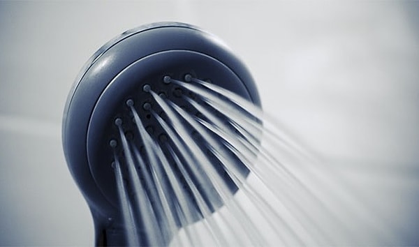 14. Большинство японских телефонов водонепроницаемы, потому что пользователи любят пользоваться ими в душе.