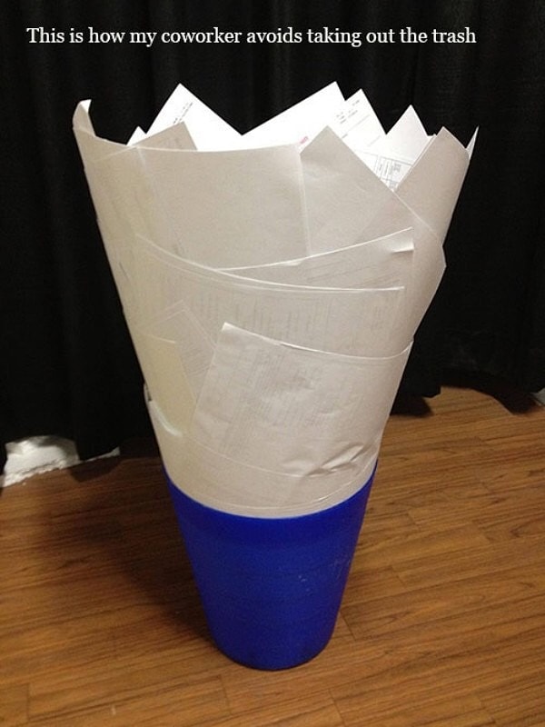 12. Как моему коллеге удается долго не выносить мусор