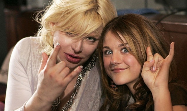 Courtney Love'ın kendini toparlamasıyla beraber, annesine kavuştu!
