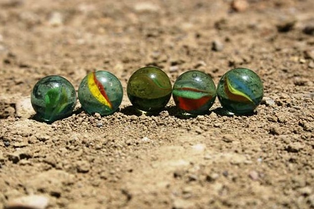 5. Yerde rengarenk misketler bulmak
