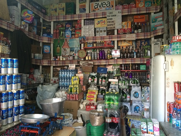 7. Süpermarketlerin varlığından bihaber, lazım olan her şeyi bakkaldan satın almak