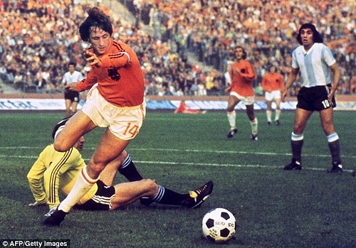'14' numarayı ölümsüz yapan Johan Cruyff bir süredir akciğer kanseri tedavisi görüyordu..