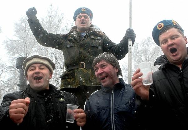 20. Rus erkeklerinin 1/4'i aşırı votka kullanımından 50'li yaşlarını görmeden ölüyorlar.