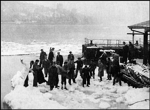 Bu olağanüstü duruma şaşıran İstanbullular, kıyılarda toplanıp hatıra fotoğrafı çekilmeye başladı.