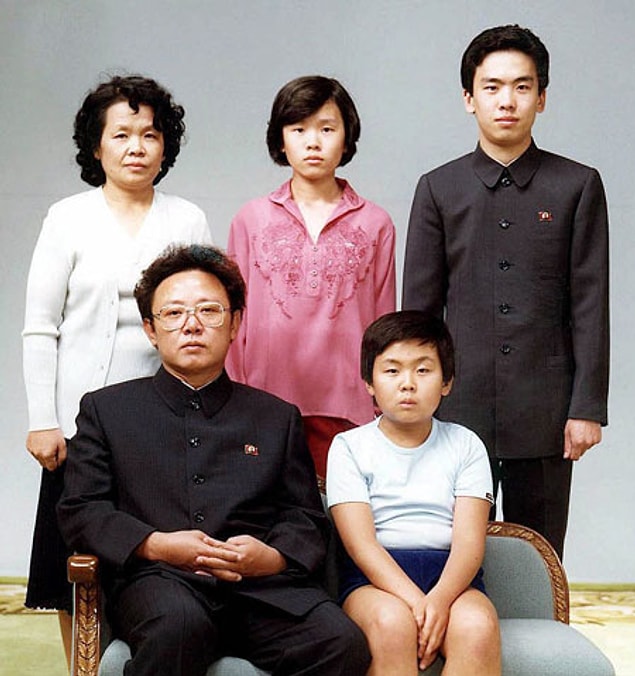 2. Kim Jong Il'in biyografisinin kişisel başarılar kısmında hava durumunu kontrol edebildiği, tuvalete çıkmadığı ve hamburgeri icat ettiği yazar.