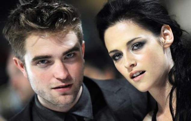 Kristen Stewart'ın aşk hayatından ise ilk kez; yıldızını parlatan Alacakaranlık filmlerinde rol arkadaşı olan Robert Pattinson ile beraberliğiyle haberdar olmuştuk.