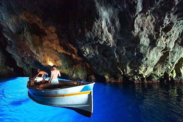 11. Zaman içerisinde denizciler tarafından görmezden gelinen ve unutulan Grotta Azzurra, yerel korku hikayelerine de konu olmuş.