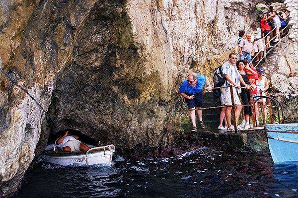 4. Grotta Azzurra'ya su yüzeyinin üzerinde kalan 1 metrelik oyuktan kayıkçıyla beraber toplamda 4 kişinin sığdığı küçük sandallarla giriliyor.