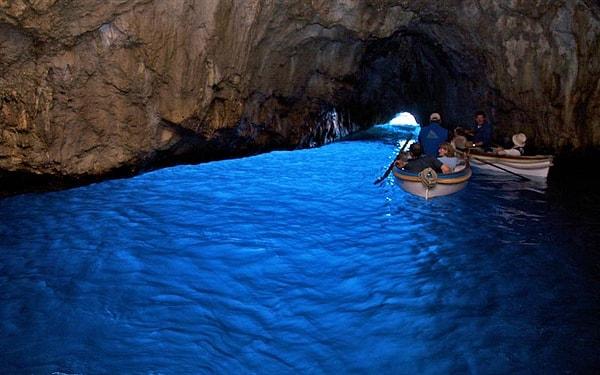 7. Grotta Azzurra, Roma İmparatoru Tiberius'un hükümdarlığı sırasında bir deniz tapınağı olarak kullanılmaktaymış.