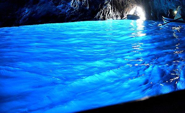 14. Grotta Azzurra'nın içerisinde yüzmek hem güvenlik hem de suyun berraklığının korunması açısında yasak.