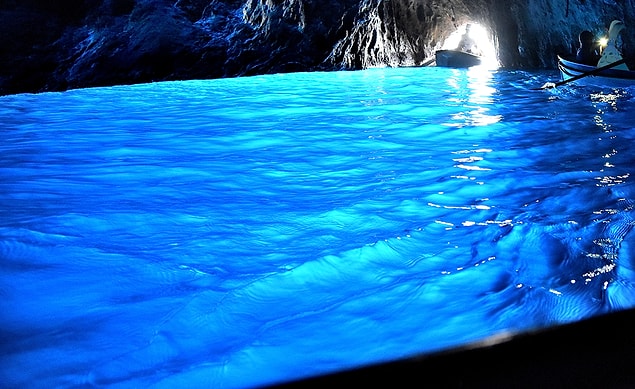 14. Grotta Azzurra'nın içerisinde yüzmek hem güvenlik hem de suyun berraklığının korunması açısında yasak.