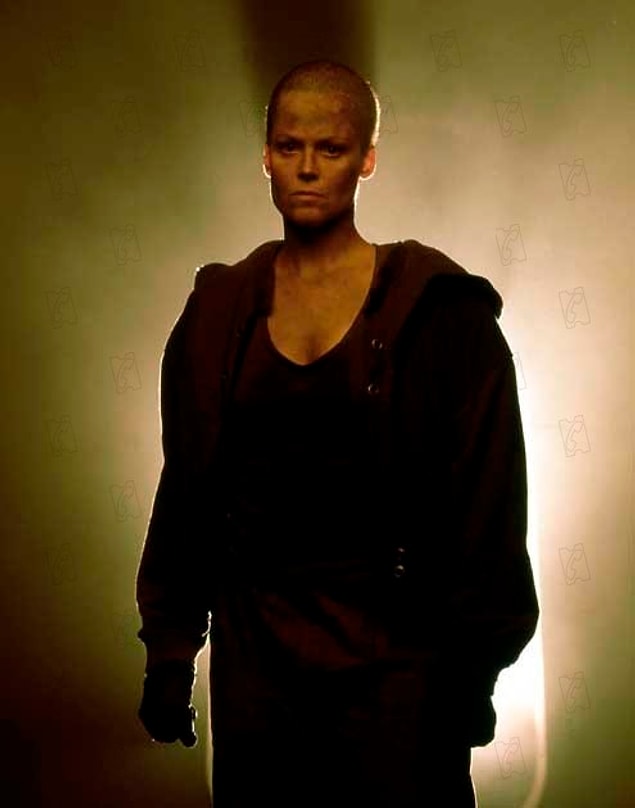 Bu X-Men karakterini Alien 3'teki Ellen Ripley'e benzeterek oraya da bir selam çakmış oldu.