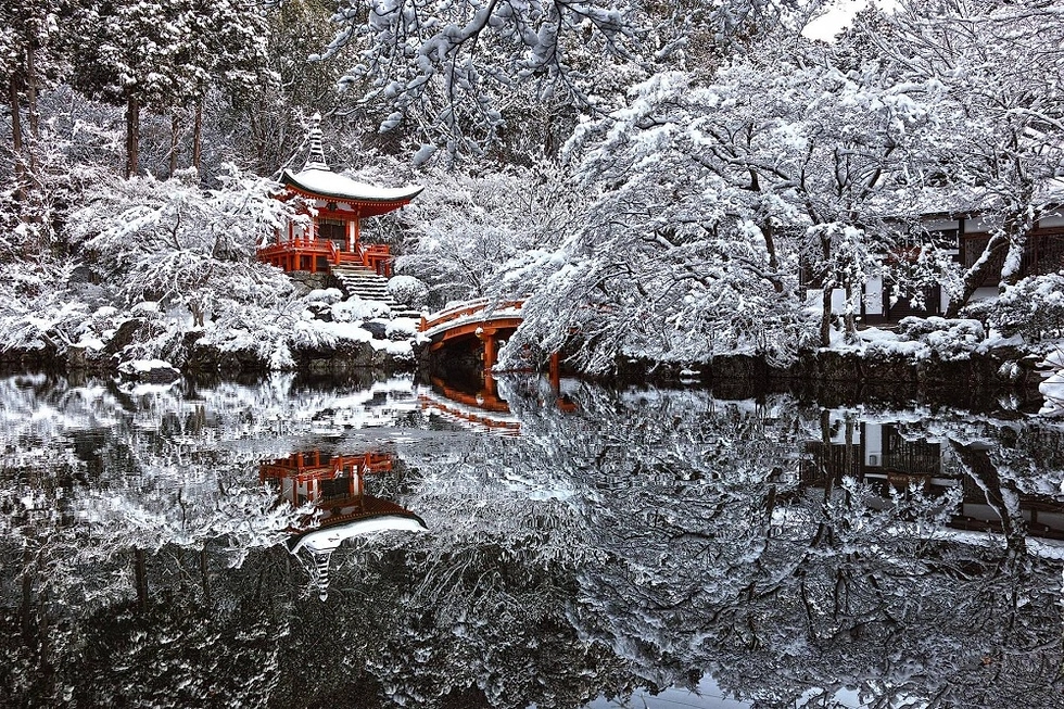 Kar yağışı sonrası Japonya'daki Kyoto tapınağı.