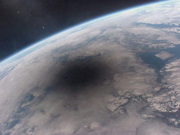 9. Güneş tutulmasına tanıklık eden Dünya üzerindeki bir bölgenin uzaydan görünüşü.