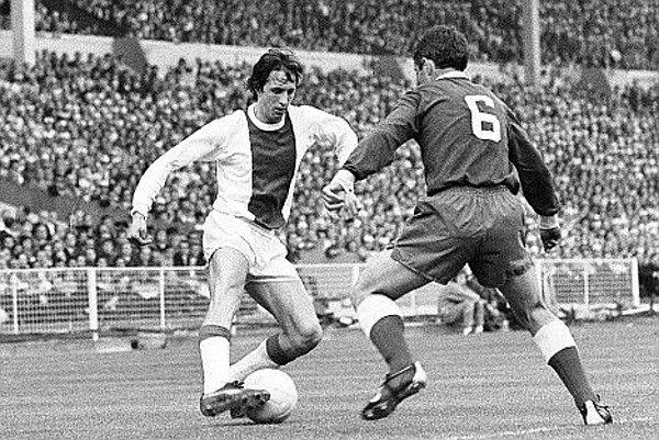 2. Ajax'ta ilk maçına 1964 yılında çıkıp bir de gol attı.