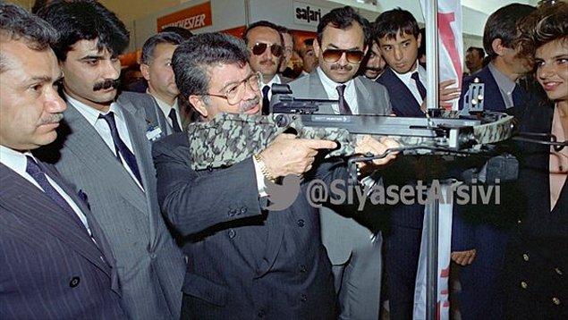 1. Cumhurbaşkanı Özal, AV-90 Fuarını gezdi. Kendisine Emniyet Müdürü Mehmet Ağar da eşlik etti. - 1990