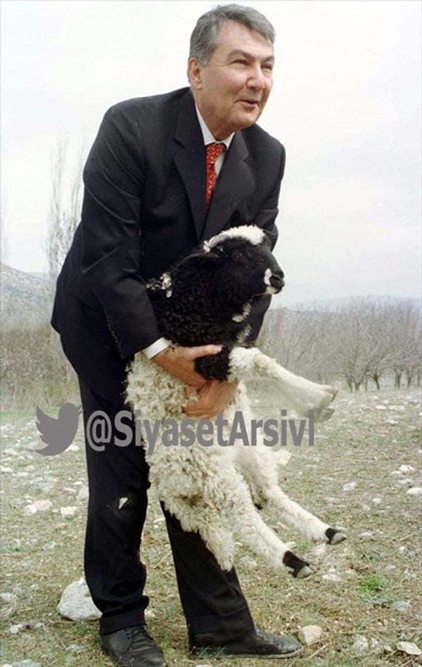 9. Seçim çalışmaları için Amasya'ya giden Deniz Baykal kuzuyu severken pantolonu yırtıldı - 1999