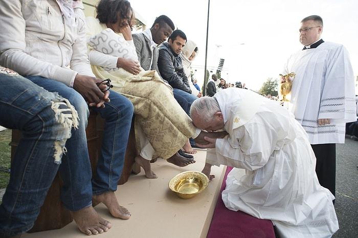 Papa Francis Müslüman Mültecilerin Ayaklarını Yıkayıp Öptü