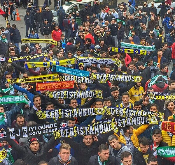 Taraftarlardan İstiklal Caddesi'nde 'Teröre Lanet' Yürüyüşü