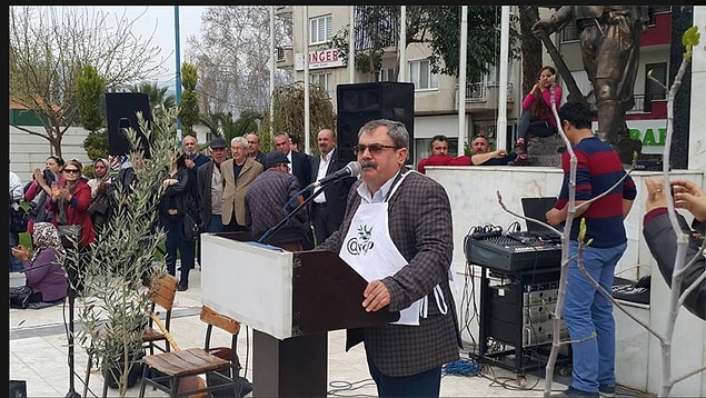 Hikaye bu ya, Mehmet Vergili geçtiğimiz günlerde Aydın'daki zeytin ağaçlarının kesilmesini protesto etmek adına bir eyleme katılır