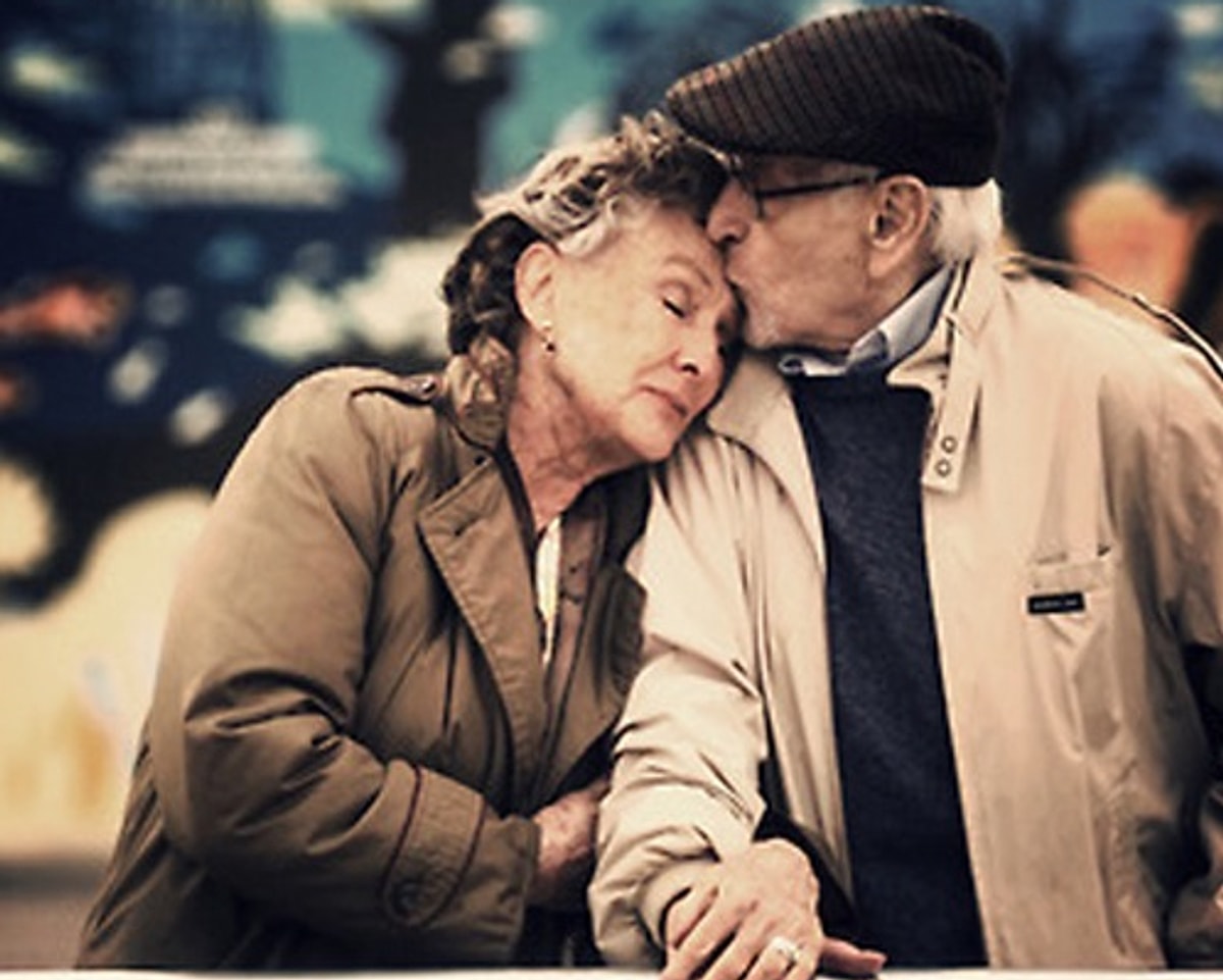 Пожилые влюбленные пары. Как называется когда любят старых женщин. Старики любовь. Кайл джонс и марджори маккул. Как называется когда любят старых женщин.