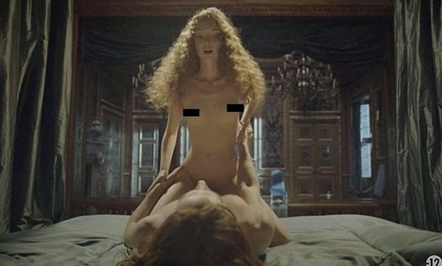 Ancak Fransızların derdi pornografik sahneler değil.