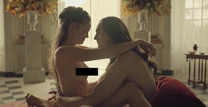 Fransa'nın Muhteşem Yüzyıl'ı; Aşırı Erotik Sahneler İçerdiği İçin Tepki Gören Dizi "Versailles"