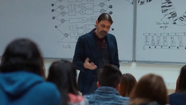 Aynı zamanda babasının kurduğu üniversitede de ders veriyor.
