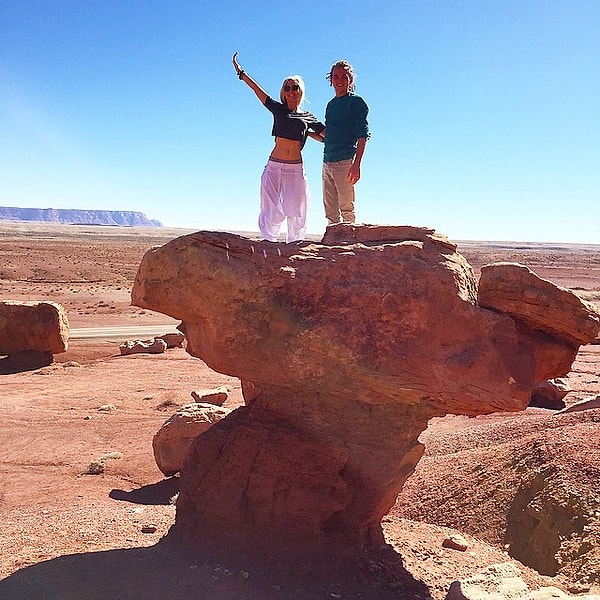 3. Пико Лайер: "Путешествия подобны любви, по большей части, потому что — это повышенное состояние осознания, в котором мы внимательны, восприимчивы, готовы к преобразованиям и дружественным отношениям. Вот почему лучшие путешествия подобны хорошим романам — они никогда не заканчиваются".