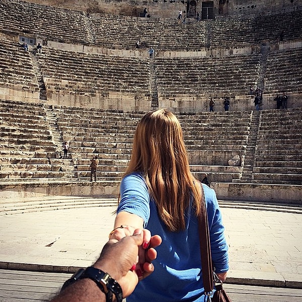 7. Пауло Коэльо: "Не сравнивай. Ничего не сравнивай: ни цены, ни чистоту, ни качество жизни, ни транспорт. Ничего! Ты путешествуешь не для того, чтобы доказать, что ты живёшь лучше. Знакомься с жизнью других и находи то, чему ты можешь у них научиться".