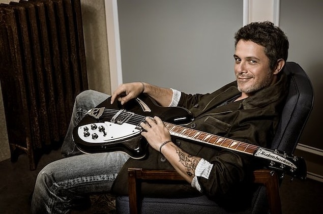 Gitar çalmaya 7 yaşında başlayan Sanz, kendi imkanlarıyla kaydettiği ilk albümünü 19 yaşında çıkartmış.