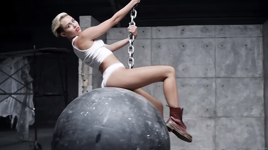 Miley Cyrus'ın Wrecking Ball Klibini Bir de Müziksiz İzleyin!