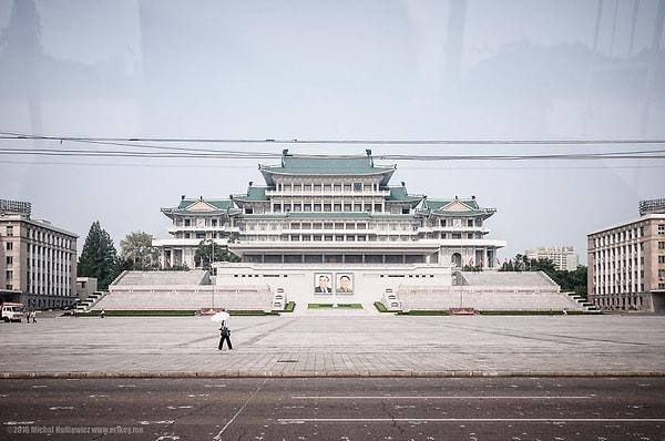 18. Kim Il-Sung Meydanı. Yerel yönetim, dışarıdan gelenlerin bu meydanın fotoğrafını çekmesini özellikle istiyor.