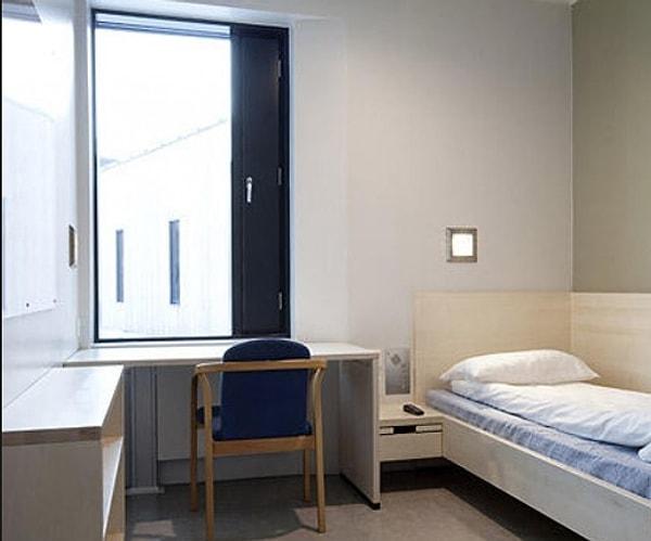 6. Norveç'teki hapishaneler, mahkumları topluma geri kazandırmaya yardım edecek şekilde tasarlanmış. Pencerelerde parmaklık bulunmazken, mutfakta keskin bıçakların kullanılmasına izin veriliyor.