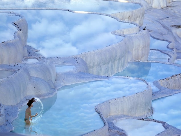 3. Denizli'de bulunan Pamukkale travertenlerinin M.Ö. 2. yüzyılda oluştuğu tahmin ediliyor. Suda bulunan kalsitin meydana getirdiği oluşumlar, muhteşem beyaz bulutları andırıyor.