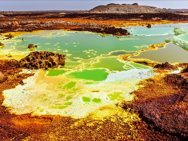 7. Etiyopya'nın kuzeydoğusunda bulunan Danakil Çöküntüsü, 62°C'ye varan sıcaklığıyla dünyadaki en sıcak yerlerden biri. Bölgede iki aktif yanardağ, bir lav gölü, gayzerler ve asit gölleri bulunuyor.