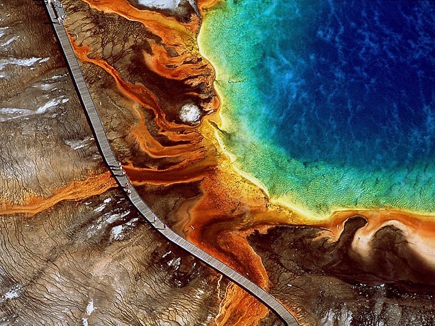 13. ABD'deki en büyük kaplıca olan Wyoming Yellowstone Ulusal Parkı, yazın turuncu ve kırmızı, kışın ise yeşil renkleriyle dikkat çekiyor.