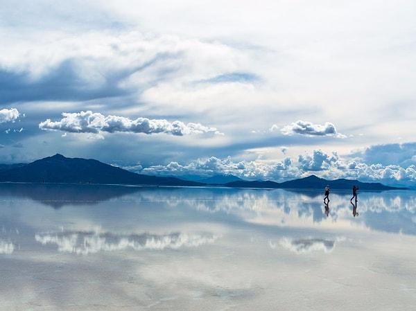15. Yağışlı mevsimlerde, Bolivya'da bulunan Salar de Uyuni (tuzlu bir gölün buharlaşması sonucu meydana gelen bir arazi) ince bir su tabakası ile kaplanıyor ve gökyüzünü yansıtıyor.