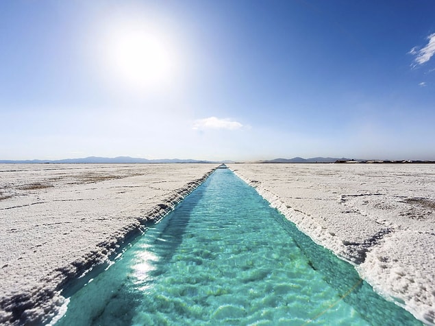 17. Arjantin'de bulunan Salinas Grandes, oldukça büyük bir tuz çölü. 3700 km²'lik bir alana yayılan çölde, tuz gölleri bulunuyor.
