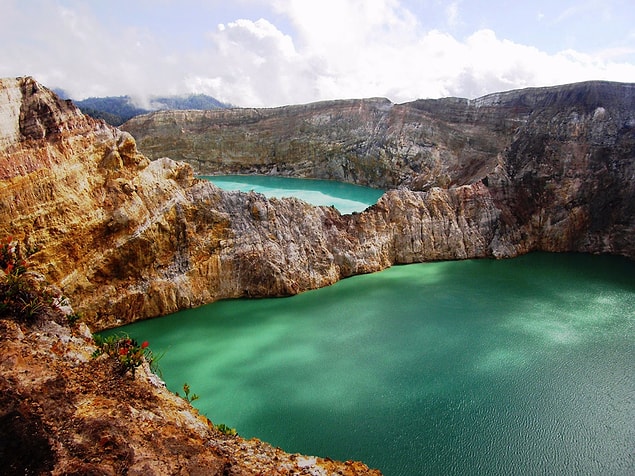 20. Endonezya'daki Flores Adası'nda bulunan Kelimutu Yanardağı'nda turkuaz renkleriyle dikkat çeken üç göl bulunuyor. Göllere rengini veren şeyin çözülen mineraller olduğu düşünülüyor.