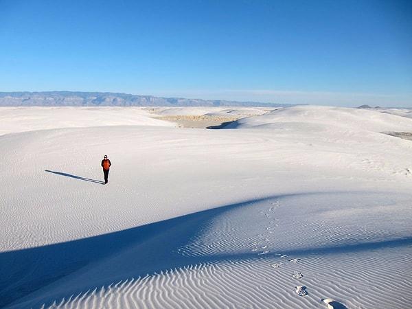 24. New Mexico'daki White Sands Ulusal Koruma Alanı3nda alçı taşı kum tepecikleri bulunuyor. 442 km²'ye yayılan alan, karla kaplanmış gibi görünüyor.