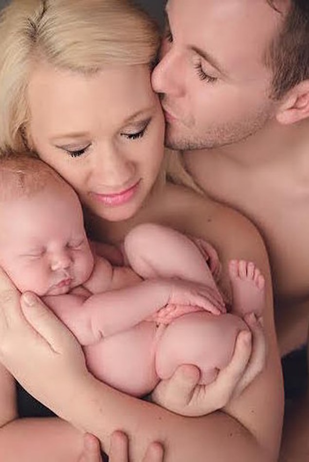 Bebek çekimlerinin çoğunda bebekler çıplak olduğu için, buna benzer durumlara sık sık rastladığını da ekleyen fotoğrafçı; her bebek fotoğrafı çekiminden kıyafetlerini değiştirmek zorunda kalıyor!